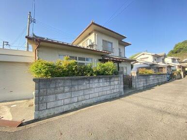 南向きで陽当たり良好！開放感のある3方道路に面した住宅です。自然豊かな環境でありながら、生活施設も程