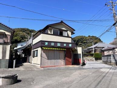 北東側より撮影した物件写真です。駐車場１台分は敷地内にありますが、隣地にも月極駐車場があります。