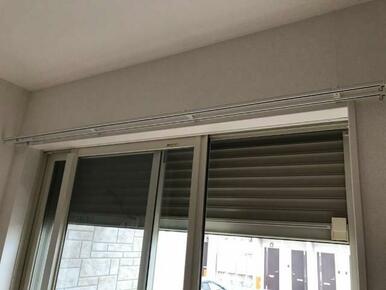 窓シャッター付き