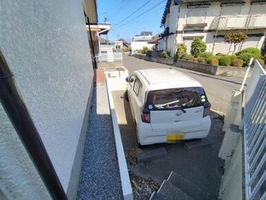 駐車場は軽自動車がぎりぎり1台停められるサイズなので、別途駐車場が必要かもしれません。