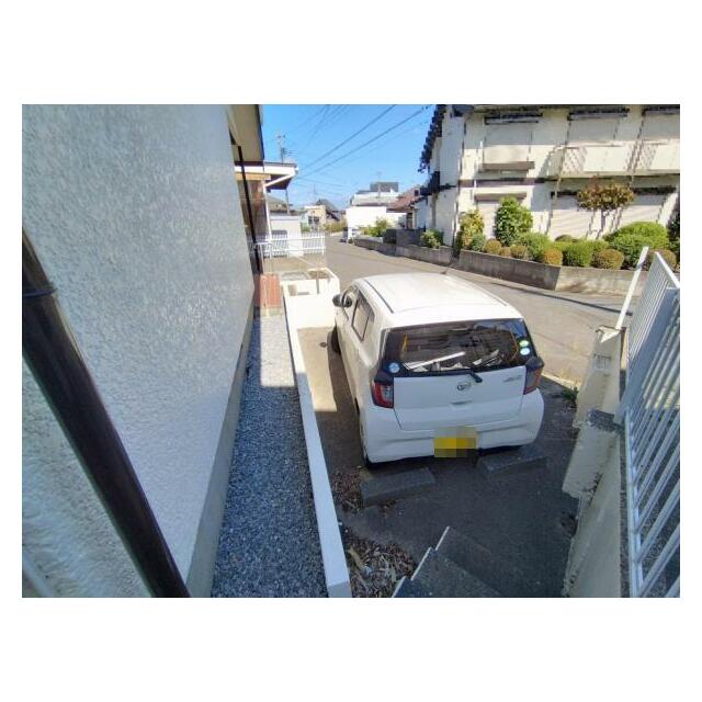 駐車場は軽自動車がぎりぎり1台停められるサイズなので、別途駐車場が必要かもしれません。