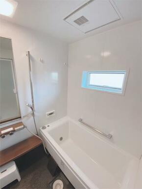 白を基調とした清潔感のある広々とした浴室