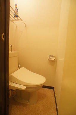 白を基調にした空間で清潔感のあるトイレです♪
