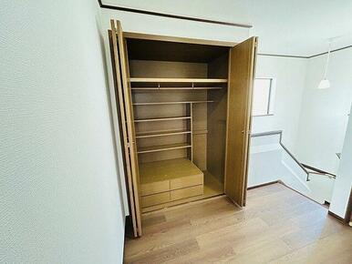 ２階廊下収納