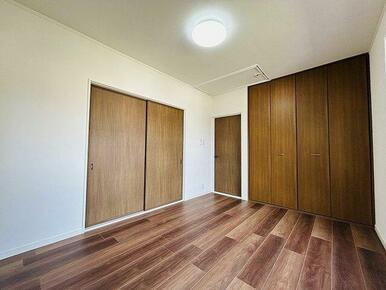 【２階南東側洋室】約６帖の大きさの部屋となっております。
