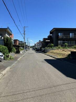 歩道付きで子育て世帯やシニアの散歩も安心。見通しが良く開放的な道路