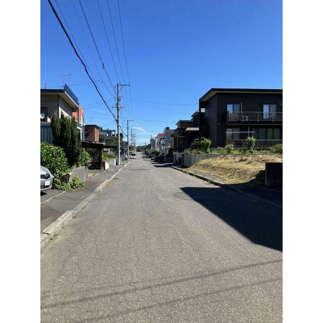 歩道付きで子育て世帯やシニアの散歩も安心。見通しが良く開放的な道路