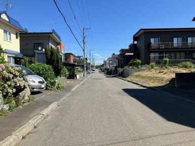 歩道付きで子育て世帯やシニアの散歩も安心。見通しが良く開放的な道路