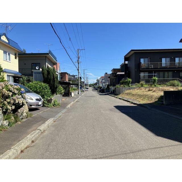 歩道付きで子育て世帯やシニアの散歩も安心。見通しが良く開放的な道路