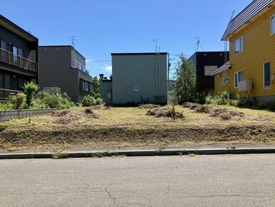緑豊かな住宅地は、通勤通学でも四季の移り変わりを感じられる環境