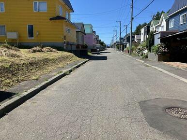 前面道路は江別市道で歩道もございます。