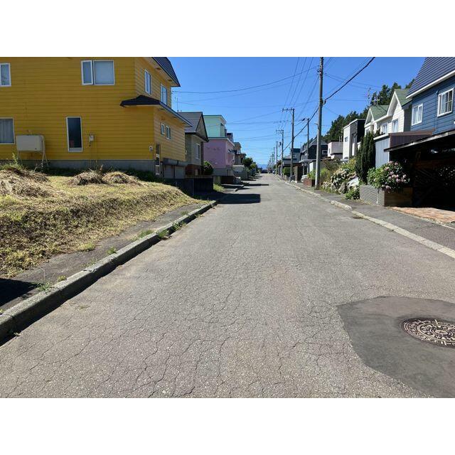 前面道路は江別市道で歩道もございます。