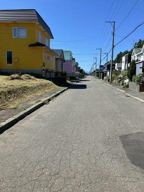 前面道路は江別市道で歩道もございます。