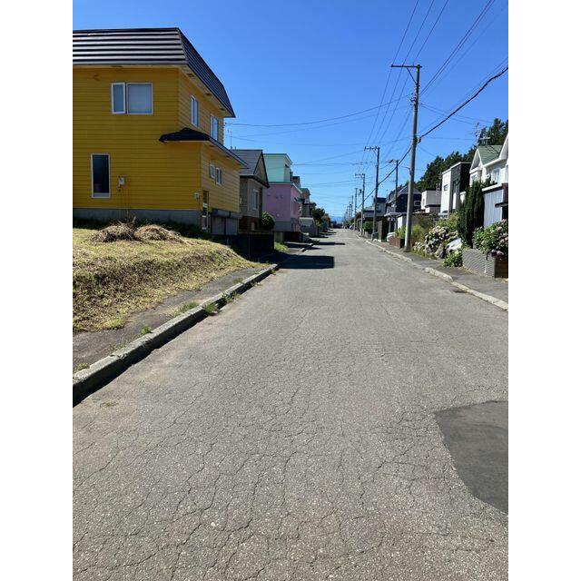 前面道路は江別市道で歩道もございます。
