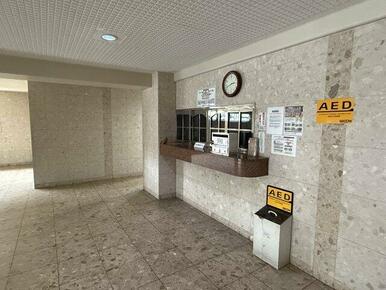 1階管理人室です。AEDが設置されておりもしもの際に安心です。