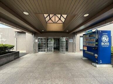 エントランス前に自動販売機もあり、何かと便利♪