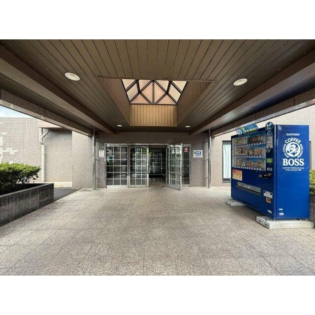 エントランス前に自動販売機もあり、何かと便利♪