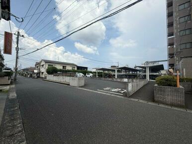 前面道路間口も充分にあり、入出庫もスムーズです♪