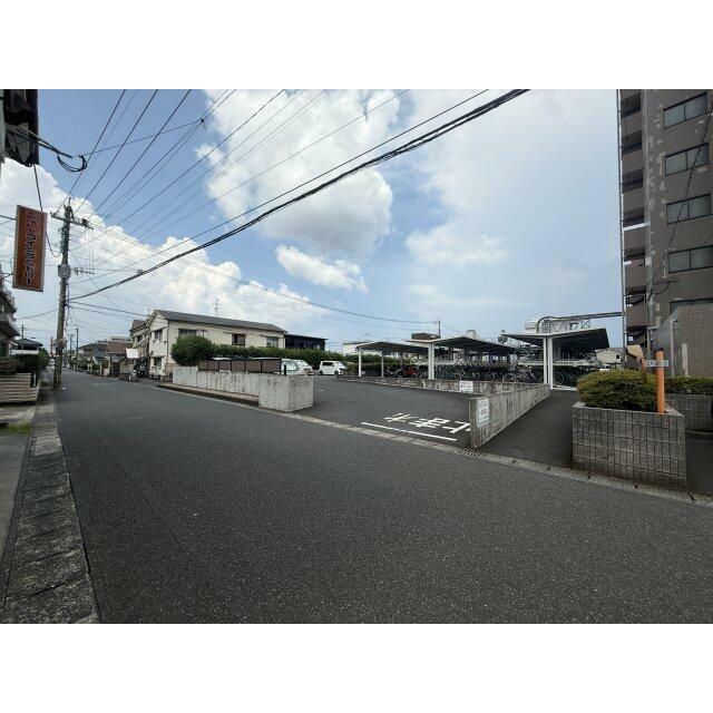 前面道路間口も充分にあり、入出庫もスムーズです♪