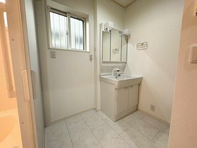 朝の身支度には欠かせない独立洗面化粧台