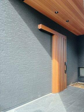 玄関は木目調の片引きタイプ！天井面も木目でオシャレに仕上げてあります！
