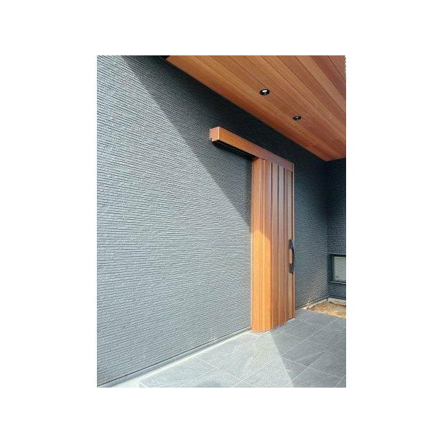 玄関は木目調の片引きタイプ！天井面も木目でオシャレに仕上げてあります！
