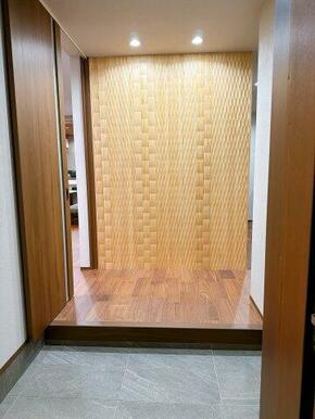 玄関に入ると正面にデザインウォールの木の温もりが感じられます！