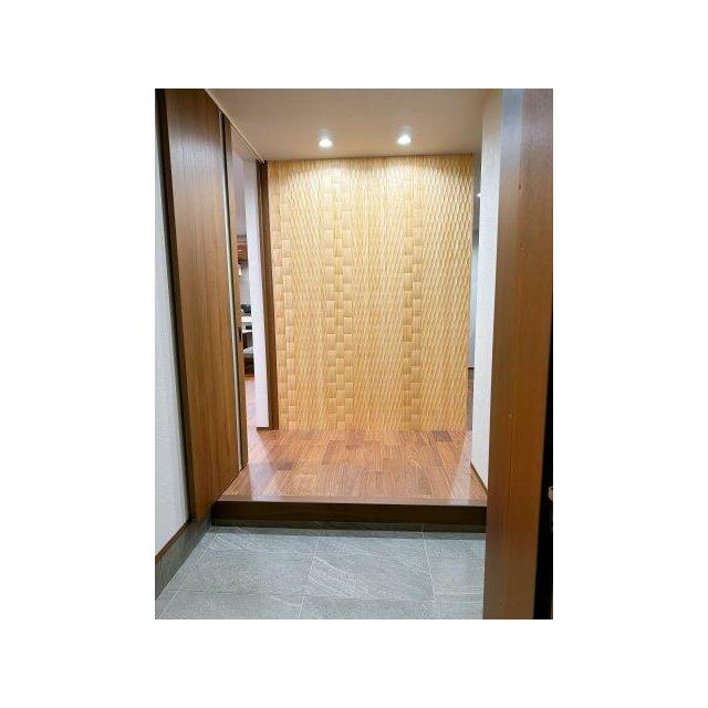 玄関に入ると正面にデザインウォールの木の温もりが感じられます！