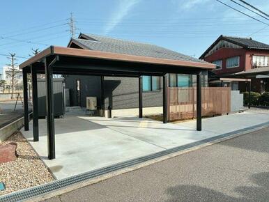 ワイドタイプのカーポートで、大きめのお車でも楽々2台駐車できます！奥には物置もあり便利です！