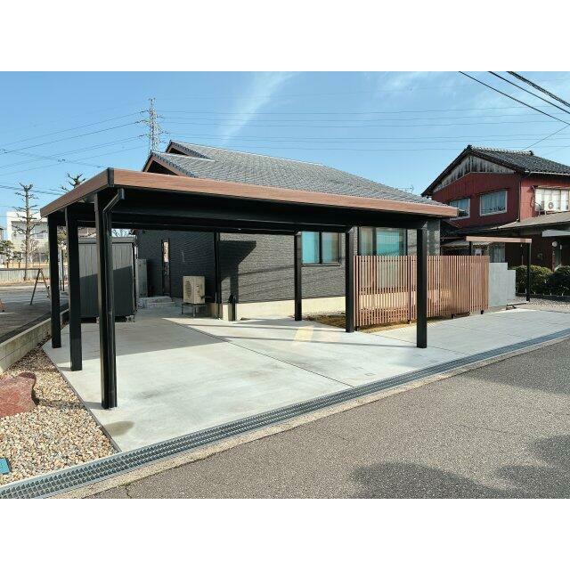 ワイドタイプのカーポートで、大きめのお車でも楽々2台駐車できます！奥には物置もあり便利です！