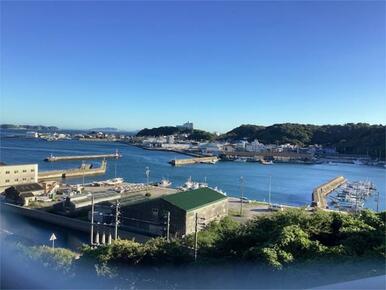 窓からは片名漁港を一望！釣りポイントも確認できます