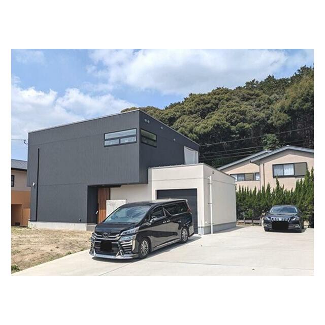 洗練されたデザインの外観が目を惹く住まい。前面に広がる開放的な空間が、日々の暮らしにゆとりと安らぎを