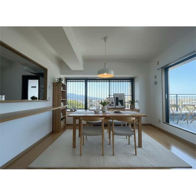 開放的なリビングダイニングからは、広がる眺望とたっぷりの陽光が届きます。家族との食事や友人とのカフェ