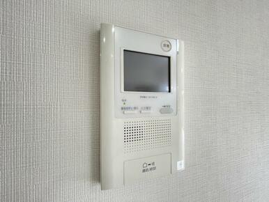 訪問者がひと目でわかるモニター付きインターホン完備！