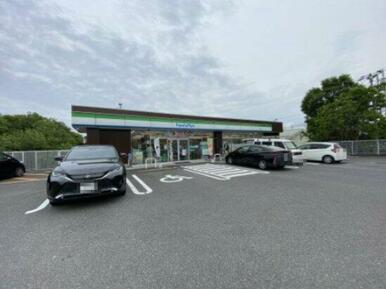 ファミリーマート津岩田店