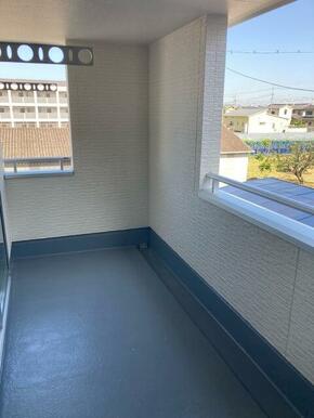 新鮮な空気だけでなく気持ちにゆとりを与えてくれるバルコニー（2号棟）