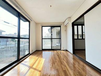 落ち着いて過ごせるお部屋なので、寝室にいかがでしょうか