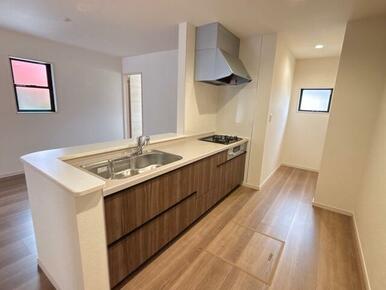 料理しながらリビングに目配せしやすいカウンターキッチンは子育て世代や介護中のご家庭にもおすすめ（2号棟）