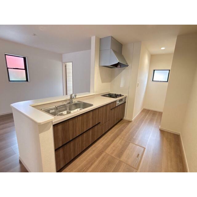 料理しながらリビングに目配せしやすいカウンターキッチンは子育て世代や介護中のご家庭にもおすすめ（2号棟）