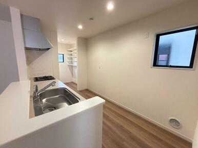 植物やお花で飾って部屋全体の印象を作るのも有り（2号棟）