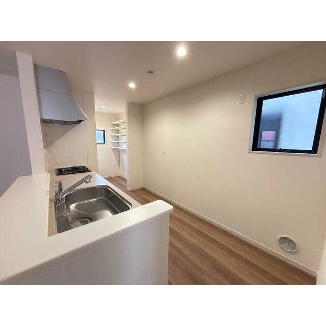 植物やお花で飾って部屋全体の印象を作るのも有り（2号棟）