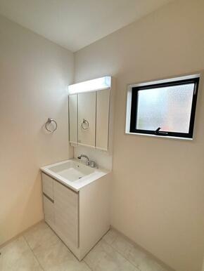 お化粧やヘアセットが楽しくなる洗面スペース（1号棟）