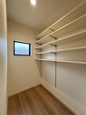クローゼットや本棚、趣味の保管庫と自由に活用できる収納空間（2号棟）