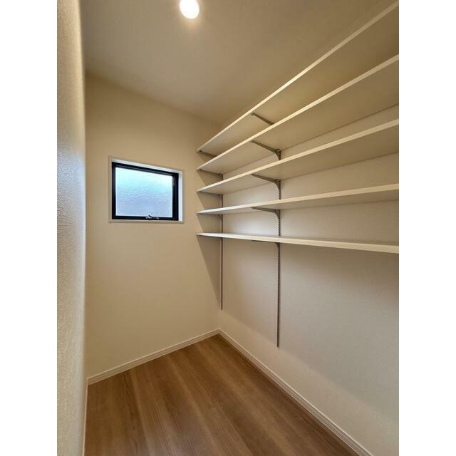 クローゼットや本棚、趣味の保管庫と自由に活用できる収納空間（2号棟）