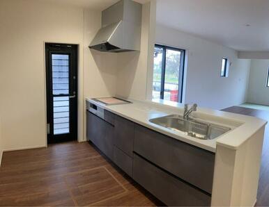 火を使わないIHクッキングヒーターは火災予防、地震対策の観点からも◎（2号棟）