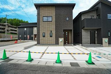 Ｄ棟を前面道路の正面から撮影しました。