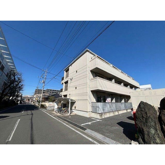 ☆積水ハウス施工３階建シャーメゾン☆敷地内駐車場（３台、内１台軽自動車専用）♪ご利用の際は空きのご…