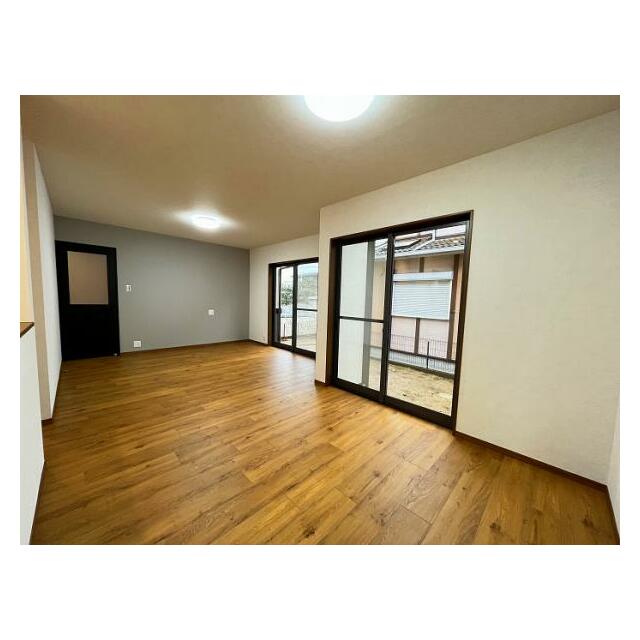 LDK」約17.5帖の広々リビング。家族団らんの場に最適です。