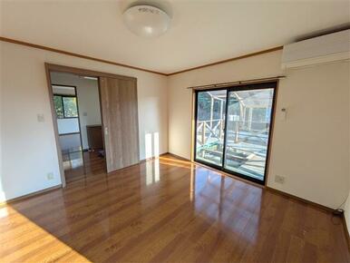 1F洋室です。周囲に遮る物もなく、良く日が差し込みます。