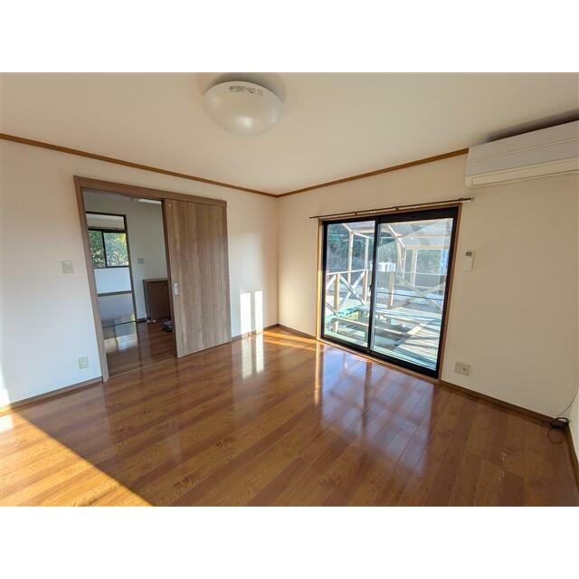1F洋室です。周囲に遮る物もなく、良く日が差し込みます。